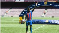 Samuel Umtiti secara resmi diperkenalkan sebagai pemain baru Barcelona pada Jumat (15/7/2016). (Barcelona)