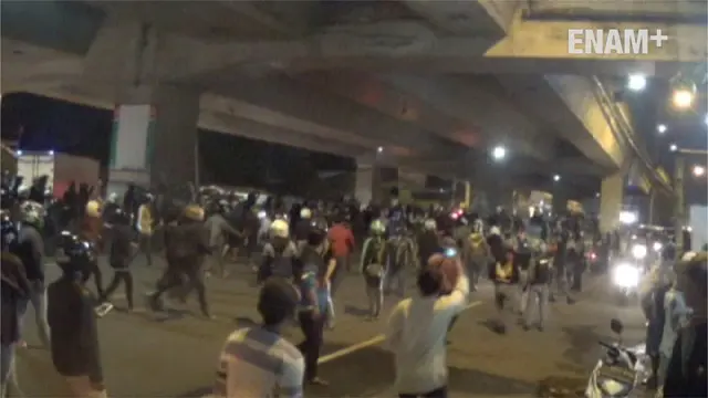 Massa yang saling serang, terpaksa dibubarkan polisi dengan tembakan peringatan.