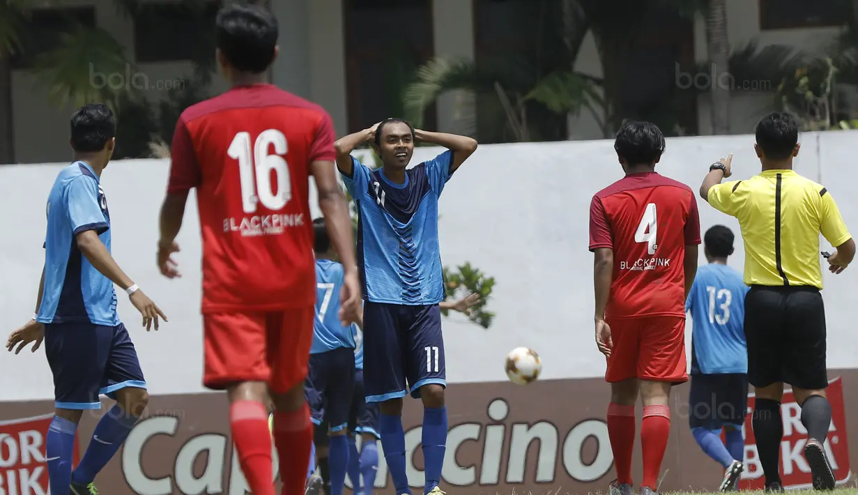 Pemain Unitomo Surabaya tampak kecewa usai gagal mencetak gol ke gawang UMM Malang pada laga Torabika Campus Cup 2017 di Stadion Universitas Negeri Malang, Rabu, (01/11/2017). UMM menang adu penalti 4-3 atas Unitomo. (Bola.com/M Iqbal Ichsan)