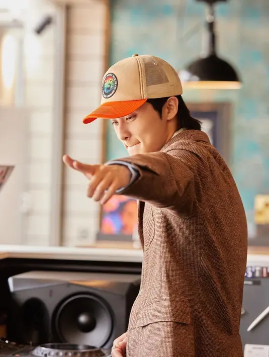 Saat seorang penggemar meminta rekomendasi tontonan di Netflix, mark pun sengan senang hati menjawab. [Foto: Instagram/onyourm__ark]