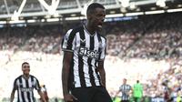 Pemain Newcastle, Alexander Isak merayakan golnya ke gawang West Ham United pada laga lanjutan Liga Inggris 2023/2024 di London Stadium, London, Inggris, Minggu (08/10/2023) malam WIB. Sementara itu, gol kedua Isak dicetak setelah menerima umpan dari Kieran Trippier. (AP Photo/PA/Zac Goodwin)