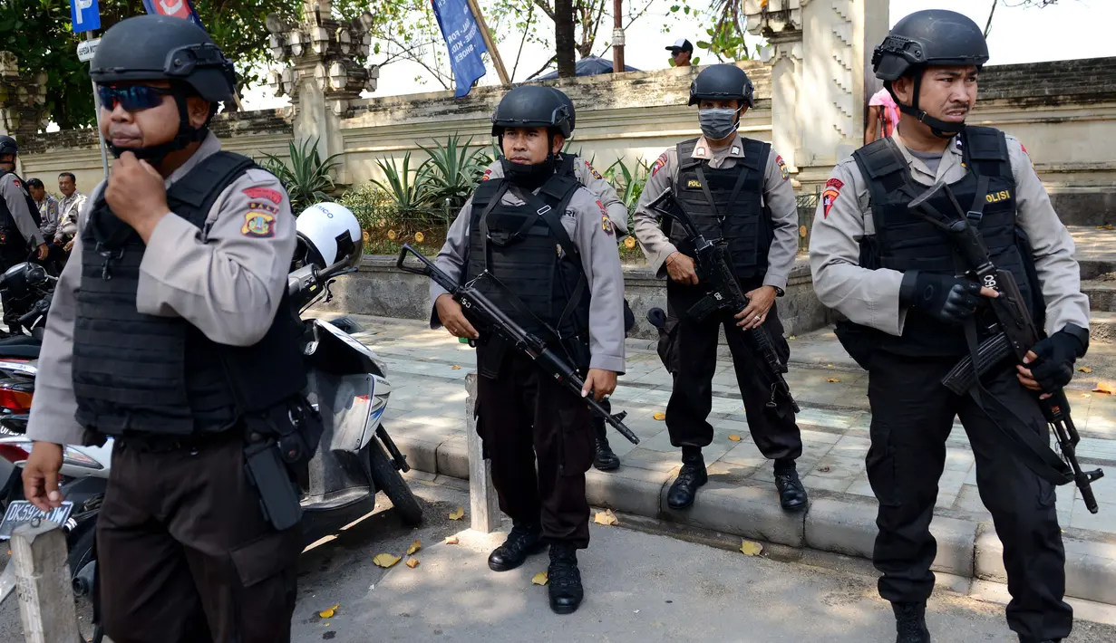 Anggota Brimob saat berpatroli di Pantai Kuta, Denpasar, Bali, Rabu (20/1). Pasca ledakan di MH.Thamrin Jakarta, beberapa lokasi di Bali menjadi salah satu lokasi yang paling berpotensi diserang teroris. (AFP PHOTO/SONNY TUMBELAKA)