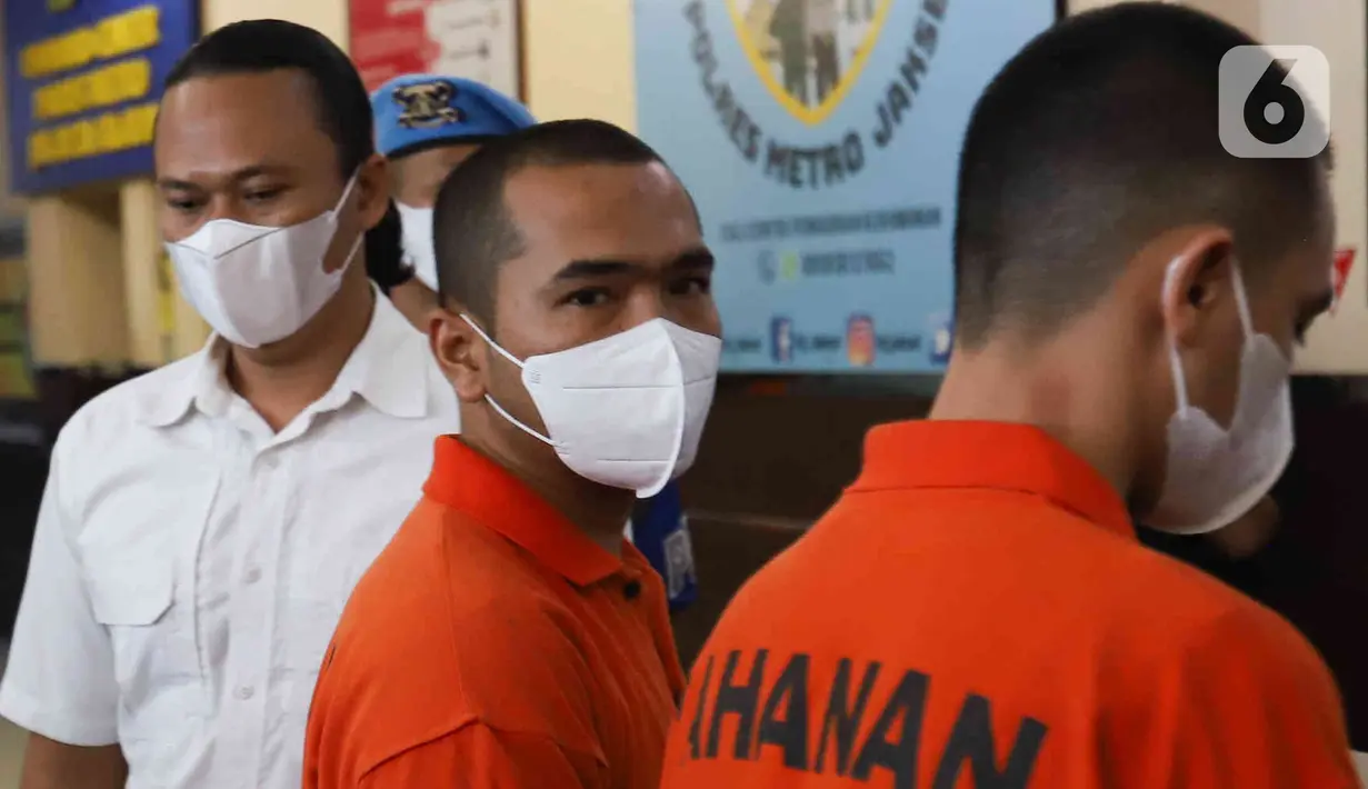Tersangka pengeroyokan yang juga pengusaha pemilik gerai penjualan gawai, Putra Siregar (tengah) bersama artis Rico Valentino (kanan) dihadirkan saat rilis kasus pengeroyokan di Polres Metro Jakarta Selatan, Rabu (13/4/2022). (Liputan6.com/Herman Zakharia)