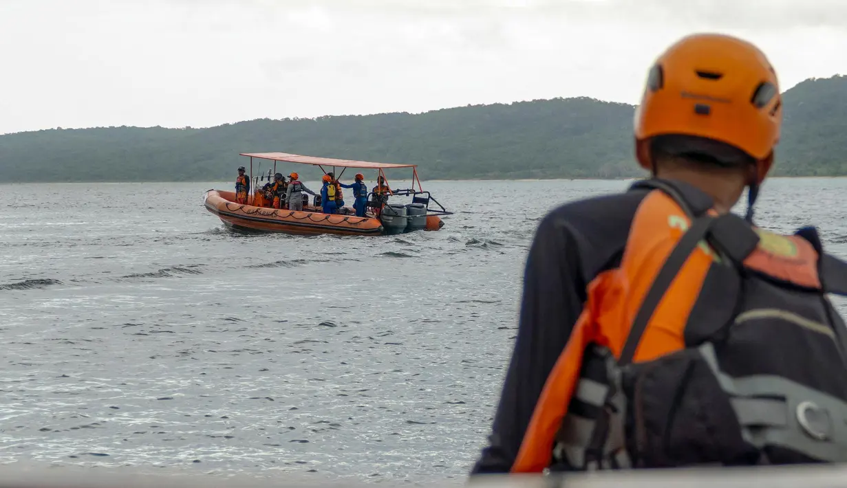 Tim penyelamat mencari korban nan lenyap dalam sebuah kecelakaan nan menimpa Kapal Motor Penumpang (KMP) Tunu Pratama Jaya di perairan Selat Bali di Jembrana, Bali, pada tanggal 4 Juli 2025. (Dicky Bisinglasi/AFP)