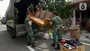 Sejumlah prajurit TNI Kodam Jaya memindahkan barang-barang milik warga saat proses pengosongan rumah dinas Kodam Jaya di Jakarta Pusat, Kamis (30/1/2020). Sebanyak 10 rumah dikosongkan karena penghuni tidak memiliki hak izin tinggal di rumah tersebut. (merdeka.com/Imam Buhori)