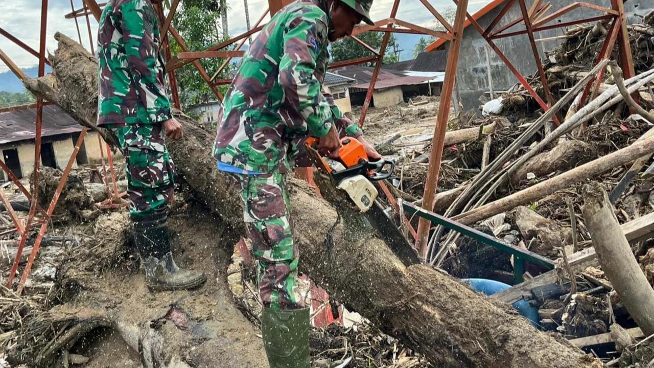FOTO: Marinir TNI AL Lanjutkan Aksi Kemanusiaan Pascabanjir di Tapanuli Selatan