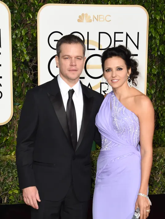 Cocok dengan gaun ala Princess Elsa-nya ini, Luciana tampak cantik dengan eyeliner tebal serta lipstik berwarna pink lembut. Matt sendiri tampak  gagah dengan tuksedo hitam, kemeja putih serta dasi hitam. (AFP/Bintang.com)