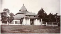Masjid Agung Kabupaten Blora pada tahun 1862 di masa Pemerintahan Bupati Raden Mas Adipati Ario(RMAA). Cokronegoro II (Sumber: Dokumen Keluarga RM Tejonoto Kusumaningrat/ Ahmad Adirin)