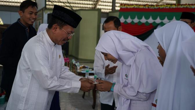 Menteri Kesehatan Republik Indonesia, Terawan Agus Putranto saat bertemu para santriwati di Pondok Modern Darussalam Gontor Putri. (Foto: Biro Pers Kementerian Kesehatan Republik Indonesia)