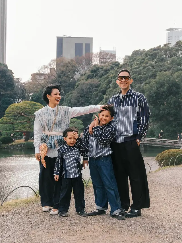 Tampilan Stylish Keluarga Andien Aisyah Lebaran di Jepang, Setia Pakai Brand Lokal