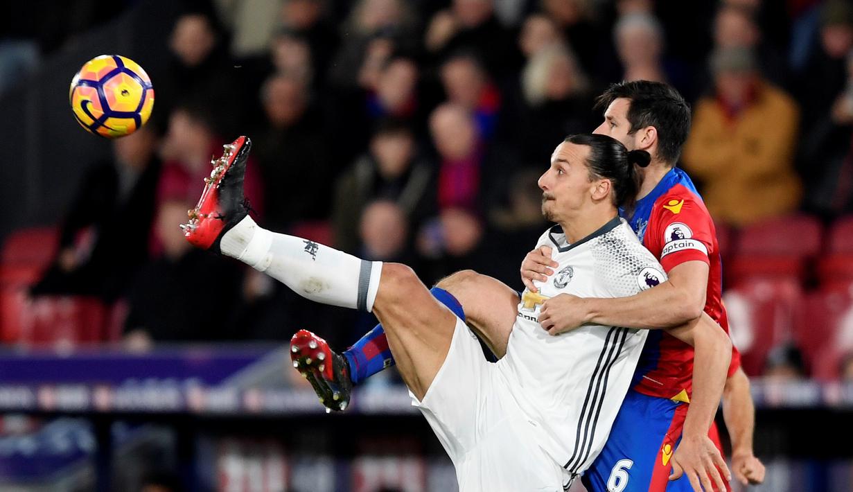 Striker Mu, Zlatan Ibrahimovic, dijaga ketat pemain Crystal Palace dalam lanjutan Premier League yang berlangsung di Stadion Selhurst Park, London, Rabu (14/12/2016) waktu setempat. (Action Images via Reuters/Tony O'Brien)