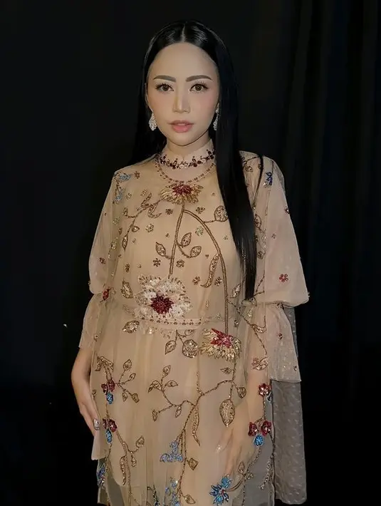 <p>Akan tetapi Rachel malah mendapat hujatan lantaran makeupnya dianggap berlebihan. [Foto: instagram.com/rachelvennya]</p>