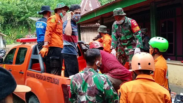 Evakuasi korban ketiga longsor Kalijering, Kebumen. (Foto: Liputan6.com/Basarnas)