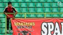 Suporter Semen Padang mencabut spanduk usai menyaksikan laga timnya melawan Bhayangkara FC di lanjutan Liga 1 Indonesia di Stadion Patriot Candrabhaga, Bekasi, Sabtu (20/5). Semen Padang kalah 0-1. (Liputan6.com/Helmi Fithriansyah)