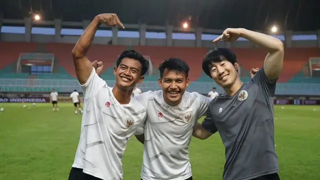 Shin Tae-yong bersama para pemain Timnas Indonesia