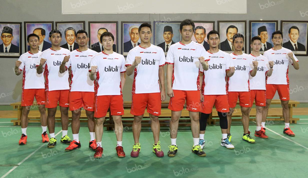 Gaya anggota tim Thomas Indonesia saat sesi foto dalam acara pelepasan tim Thomas-Uber Indonesia di Pelatnas Bulutangkis PBSI, Cipayung, Jakarta, (9/5/2016). (Bola.com/Arief Bagus)