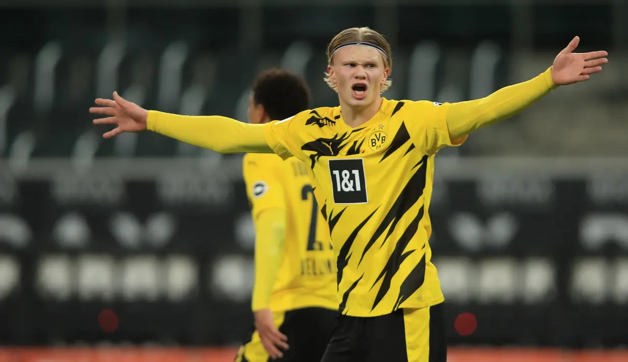 Striker Borussia Dortmund, Erling Braut Haaland tampak kecewa saat menghadapi Borussia Moenchengladbach dalam laga lanjutan Liga Jerman 2020/21 pekan ke-18 di Borussia Park, Jumat (22/1/2021). Dortmund kalah 2-4 dari Moenchengladbach. (AFP/Wolfgang Rattay/Pool)