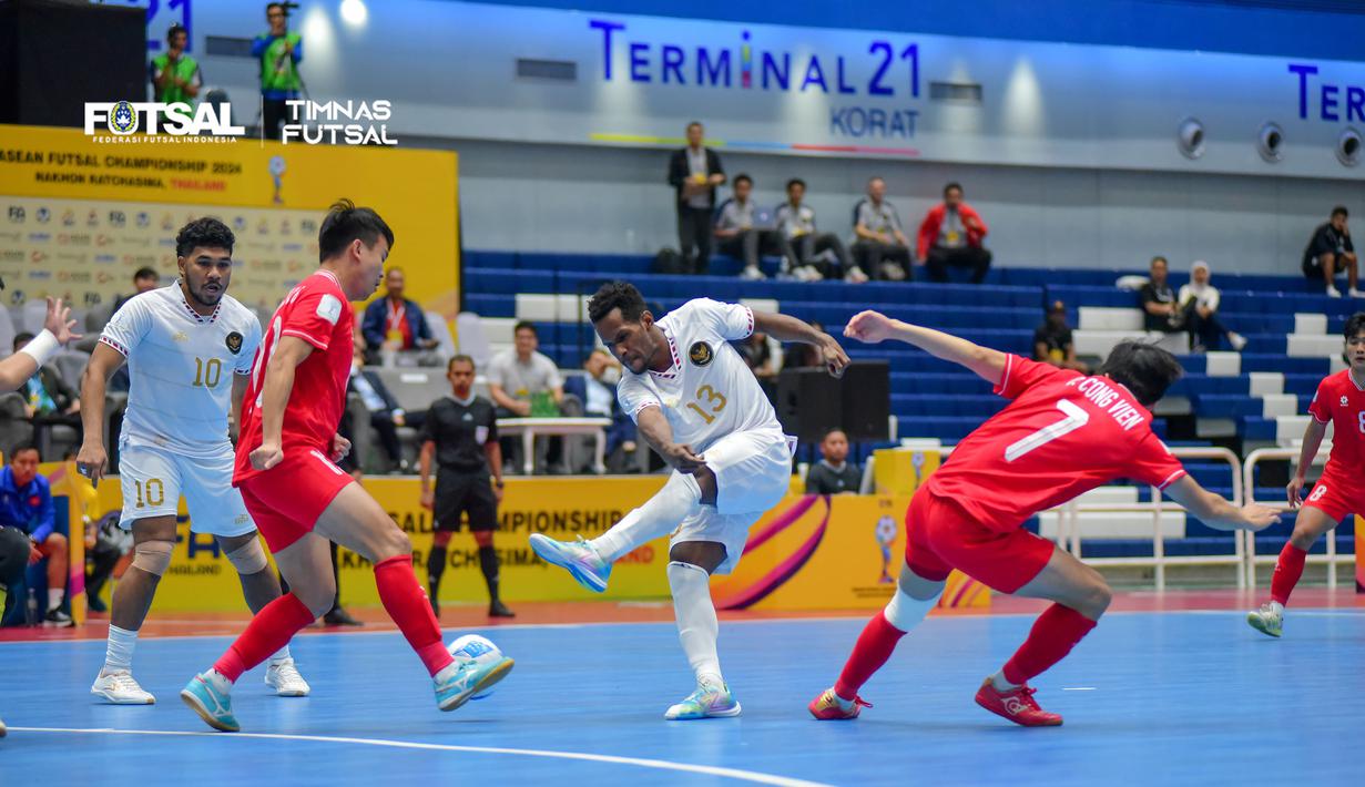 Pemain Timnas futsal Indonesia, Wendy Bryan melepaskan tembakan ke gawang Vietnam pada laga final Piala AFF 2024 yang berlangsung di Terminal 21 Korat, Nakhon Ratchasima, Thailand, Minggu (10/11/2024) malam WIB. (Dok. Federasi Futsal Indonesia)