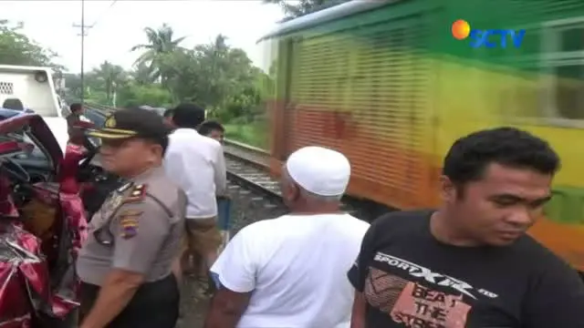 Mobil yang dikendarai Kepala SMA 7 Lubuk Buaya, Padang mengalami mati mesin dan ditabrak kereta api jurusan Padang - Pariaman.
