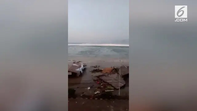 Seorang pelaut merekam suasana tsunami di Palu dari atas kapalnya. Ia merekam benda sebesar kontainer terguling terseret dahsyatnya tsunami.