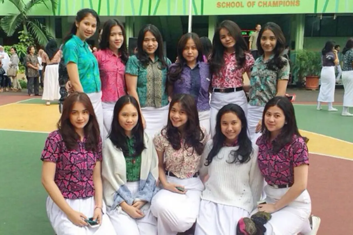 Begini Nih Tampilan Anak SMA Kalau Pakai Batik
