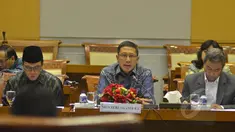 Menteri Agama Lukman Hakim (tengah) bersama Sekjen Kemenag Nur Syam (kanan) dan Inspektur Jenderal Kemenag M. Jasin (kiri) mengikuti rapat kerja dengan Komisi VIII DPR RI di Kompleks Parlemen Senayan, Jakarta, Rabu (11/2). (Liputan6.com/Andrian M Tunay)