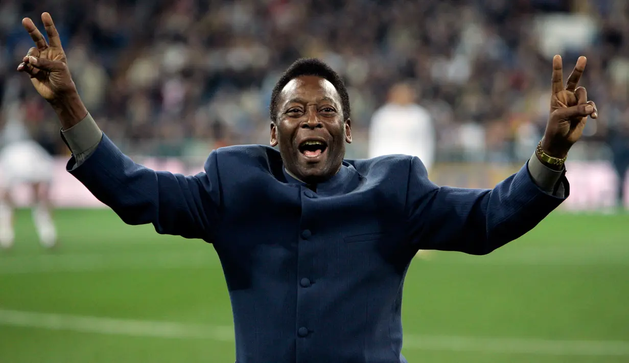 <p>Legenda sepak bola Brasil Pele menyapa penonton menjelang pertandingan sepak bola Liga Spanyol di Stadion Santiago Bernabeu, Madrid, 16 Januari 2005. Kabar duka meninggalnya sang legenda disampaikan putri Pele, Kely Nascimento, di Instagram. (AP Photo/Jasper Juinen, File)</p>