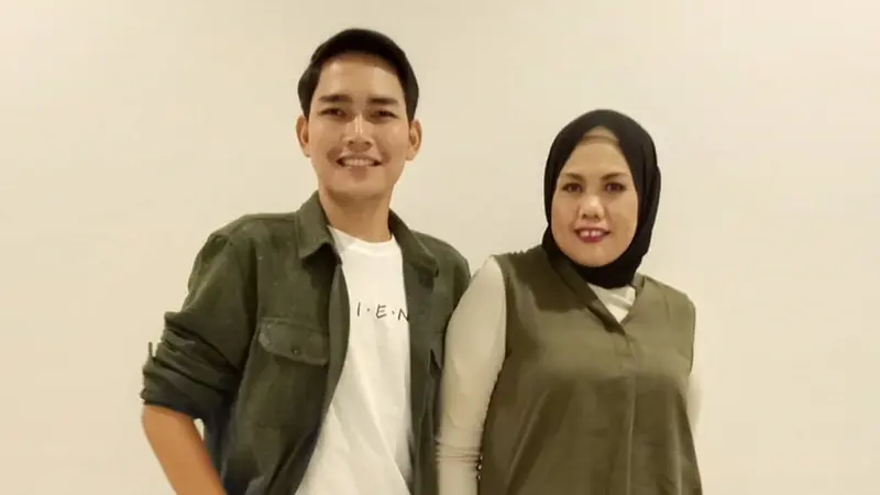 Momen Kebersamaan Elly Sugigi dan Aditya Gumelar