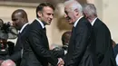 Presiden Prancis Emmanuel Macron (kiri) tiba untuk mengikuti misa pemakaman mendiang Paus Fransiskus di Lapangan Santo Petrus di Vatikan pada 26 April 2025. (Alberto PIZZOLI/AFP)