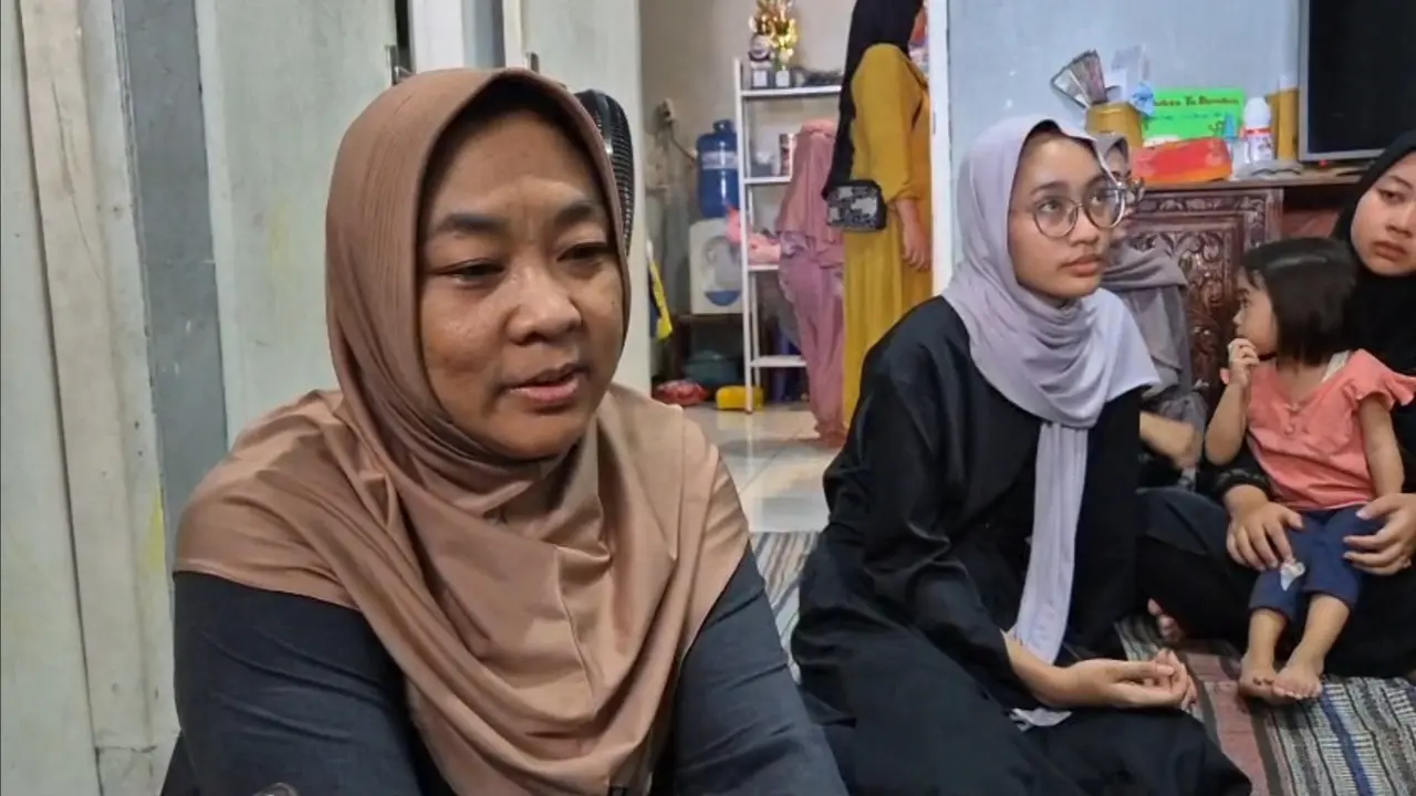Istri korban, Hermiyanti saat menunggu kedatangan jenazah suaminya, Marwan menjadi salah satu korban kecelakaan di Tol Batang-Pemalang, Jawa Tengah. (Liputan6.com/Dicky Agung Prihanto)