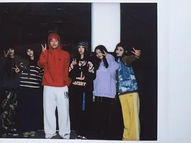 Choi Hyun Wook membagikan potretnya bersama dengan kelima member NewJeans dalam Instagram pribadinya. Momen tersebut diambil ketika pemain serial 'Weak Hero Class 1' itu menjadi bintang video klip lagu 'Ditto'. Uniknya, pria kelahiran tahun 2002 itu mengunggahnya dalam mode polaroid. (Liputan6.com/IG/@_choiiii__)