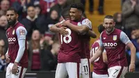 Duel dua tim kuda hitam di papan atas Liga Inggris musim 2022/2023 antara tuan rumah Aston Villa menghadapi Newcastle United berakhir dengan kemenangan telak 3-0 The Villans atas The Magpies. Dalam laga yang digelar Sabtu (15/4/2023) sore WIB, striker Aston Villa Ollie Watkins tampil licin bak belut dengan menyumbang dua gol dan satu assist. Dengan hasil ini Aston Villa yang kini mengemas 50 poin berada di posisi ke-6, lebih baik dari dua tim Big Six, Liverpool dan Chelsea. Sementara Newcastle United yang mengoleksi 56 poin di posisi ketiga rentan digeser MU yang baru bertanding Minggu (16/4/2023). (PA via AP/Jacob King)