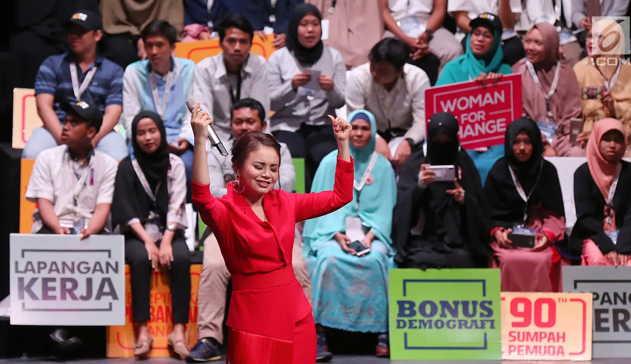 Penyanyi Rossa saat tampil menghibur peserta forum Indonesia Young Entrepreneur Summit 2018 di Ciputra Artpreneur World, Jakarta, Minggu (28/10). Rossa membawakan enam lagu andalannya. (Liputan6.com/Fery Pradolo)