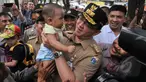 Gubernur DKI Jakarta Basuki T Purnama menggendong seorang anak balita di Tanah Abang, Jakarta, Rabu (15/4). Ahok berjalan kaki dari Stasiun Tanah Abang menuju Pasar Blok G untuk mengecek kondisi trotoar jalan. (Liputan6.com/Herman Zakharia)