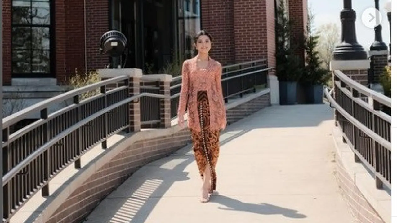 Yoriko Angeline pakai kebaya rancangan Didiet Maulana saat wisuda Western Michigan University AS (Foto: Instagram yorikooangln_)
