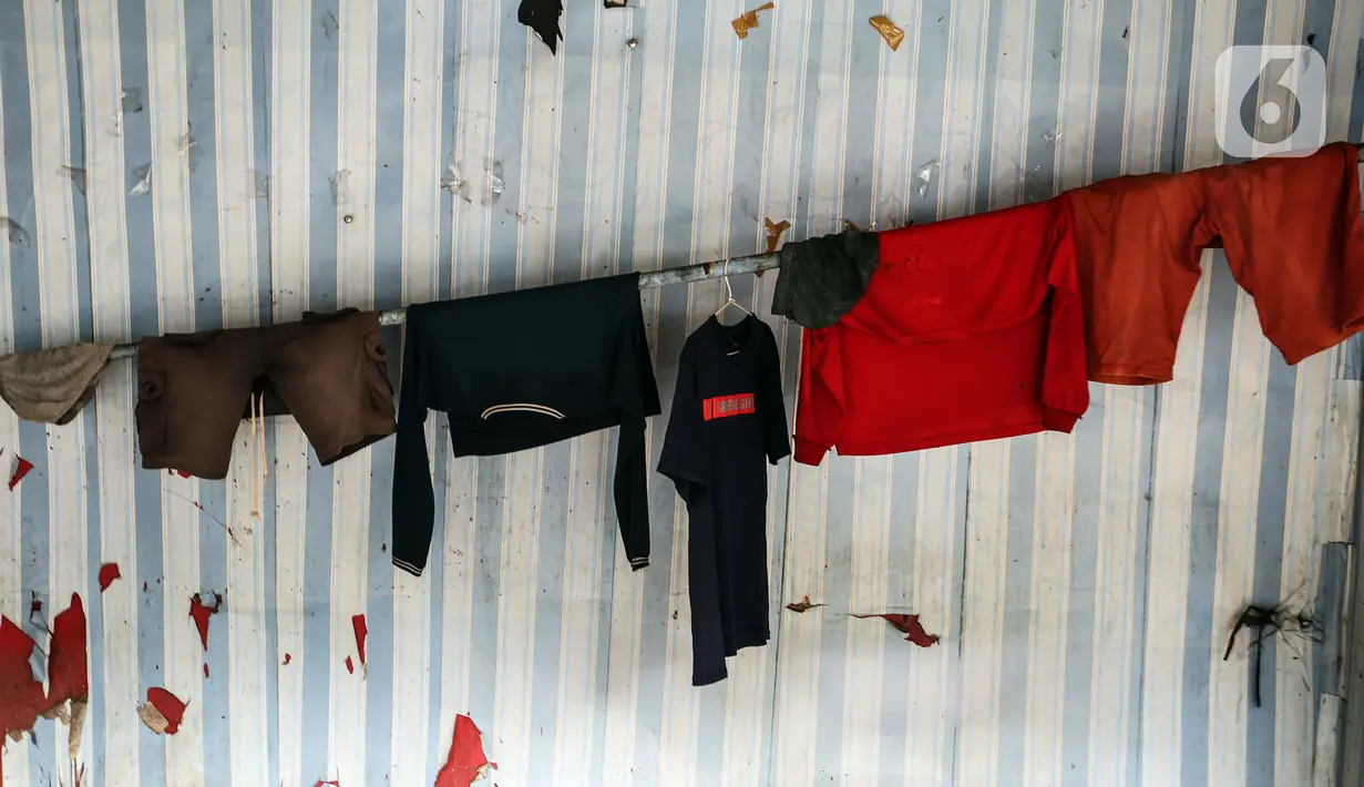 <p>Sejumlah baju dijemur di ruko Pasar Burung Barito setelah dibongkar, Kebayoran Baru, Jakarta Selatan, Jakarta, Selasa (10/5/2022). Pemerintah Kota Jakarta Selatan membongkar sejumlah ruko di Pasar Burung Barito untuk direnovasi. (Liputan6.com/Johan Tallo)</p>