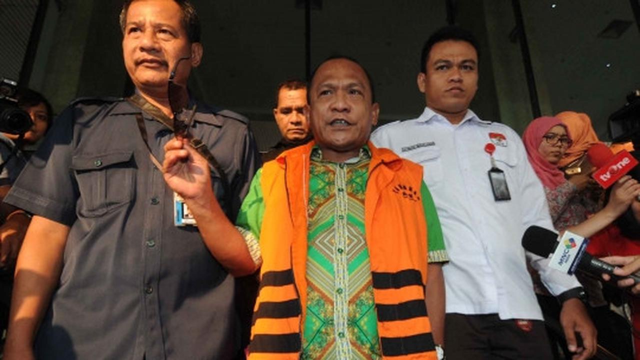 Usai diperiksa, tersangka Rusli Sibua pede keluar KPK pakai kacamata