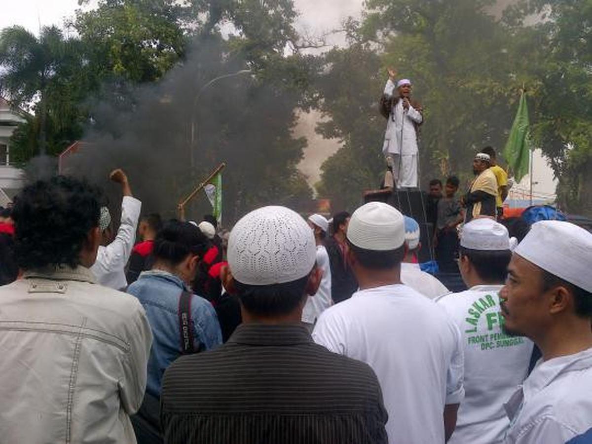 Ratusan ormas Islam bentrok dengan Polisi