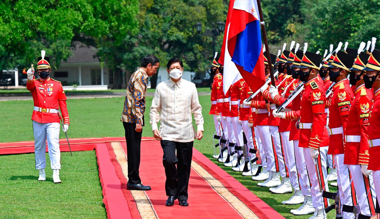 Presiden Indonesia Joko Widodo atau Jokowi (kedua kiri) menyambut Presiden Filipina Ferdinand Marcos Jr (kanan) setibanya di Istana Kepresidenan Bogor, Bogor, Jawa Barat, Senin (5/9/2022). Ferdinand Marcos Jr tiba di Istana Bogor sekitar pukul 09.59 WIB. (Adek Berry/Pool Photo via AP)
