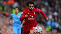 Mohamed Salah. Sayap berusia 29 tahun yang telah memperkuat Liverpool selama 5 musim sejak 2017/2018 ini total telah mencetak 104 gol dari 166 laga di Liga Inggris. Gol teranyar dan yang ke-7 musim ini dicetak saat menang 5-0 atas Watford, 16 Oktober 2021. (AFP/Paul Ellis)