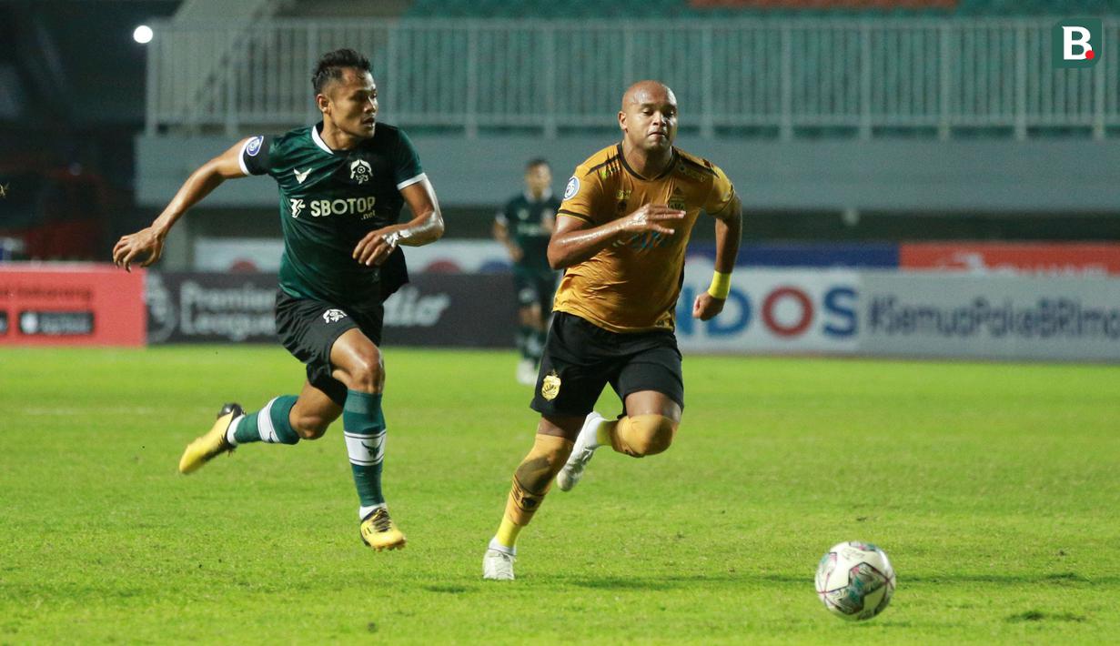 Pemain Bhayangkara FC, Anderson Salles (kanan) mengejar bola dibayangi pemain Persikabo 1973, Dimas Drajad dalam laga pekan ke-6 BRI Liga 1 2022/2023 antara Persikabo 1973 melawan Bhayangkara FC di Stadion Pakansari, Bogor, Selasa (23/8/2022) malam WIB. (Bola.com/M Iqbal Ichsan)