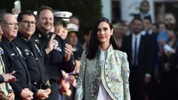 Aktris Jennifer Connelly berjalan menghadiri pemutaran perdana "Only The Brave" di Los Angeles, California, AS, (8/10). Mengenakan celana pendek aktris 46 tahun ini jadi pusat perhatian para polisi yang hadir. (Alberto E. Rodriguez/Getty Images/AFP)