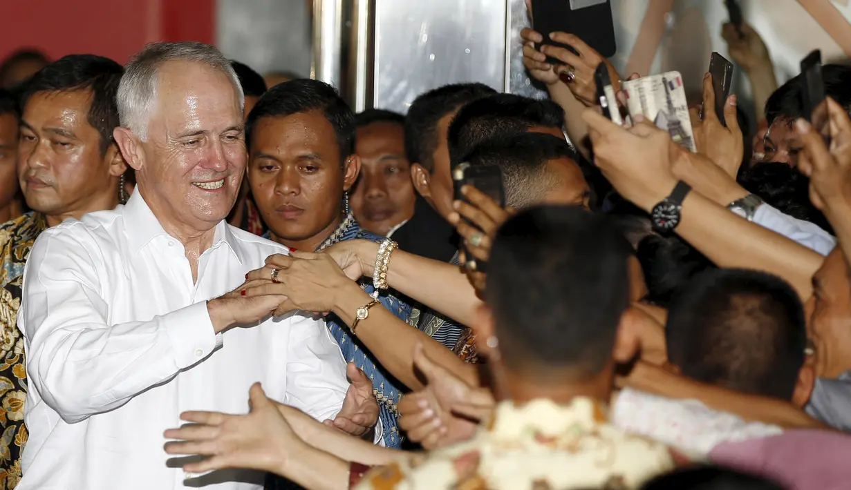 Perdana Menteri Australia Malcolm Turnbull saat blusukan di Blok A Pasar Tanah Abang, Jakarta, Kamis (12/11). Jokowi dan Malcolm Turnbull melepas jas dan dasi akibat kepanasan saat blusukan ke pasar Tanah Abang. (REUTERS/Darren Whiteside)