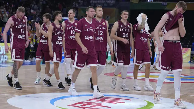 Foto: Ragam Raut Kecewa Para Pebasket Latvia setelah Ditumbangkan Jerman dan Gagal Melaju ke Semifinal Piala Dunia FIBA 2023