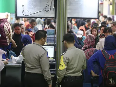 Kepadatan sejumlah calon pemudik saat antre memasuki area Stasiun Gambir, Jakarta, Selasa (28/6). Memasuki H-8 Idul Fitri, warga mengaku sengaja mudik Lebaran lebih awal guna memanfaatkan libur panjang sekolah. (Liputan6.com/Faizal Fanani)