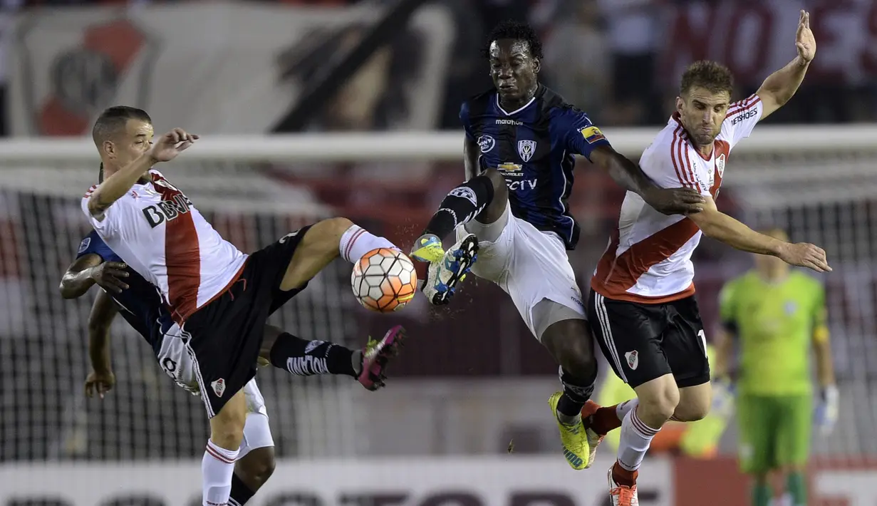 Pemain Independiente (tengah) berebut bola dengan dua pemain River Plate saat pertandingan Copa Libertadores 2016 di stadion di Buenos Aires , Argentina , 4 Mei 2016. (JUAN MABROMATA / AFP)