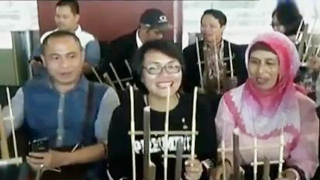 Calon Penumpang Pesawat di Bandara Soekarno Hatta Bermain Angklung Bersama.