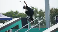 Atlet skateboard Indonesia, Sanggoe Darma Tanjung, menyabet medali perak di Asian Games 2022, pada nomor men’s street, di di Qiantang Roller Sports Center, Hangzhou, Rabu (27/9/2023). (NOC Indonesia/Tetuko Mediantoro)