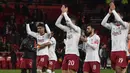 Pemain Manchester United, Casemiro merayakan kemenangan atas Nottingham Forest bersama rekan-rekannya pada laga putaran kelima Piala FA 2023/2024 di The City Ground, Nottingham, Inggris, Kamis (29/02/2024) WIB. (AP Photo/Rui Veieira)
