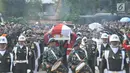 Anggota Paspampres mengusung peti jenazah almarhum Presiden ke-3 RI BJ Habibie menuju liang lahat saat tiba di Taman Makam Pahlawan (TMP) Kalibata, Jakarta, Kamis (12/9/2019). BJ Habibie meninggal pada Rabu (11/9/2019) pukul 18.05 WIB setelah menjalani perawatan di RSPAD. (merdeka.com/Iqbal Nugroho)